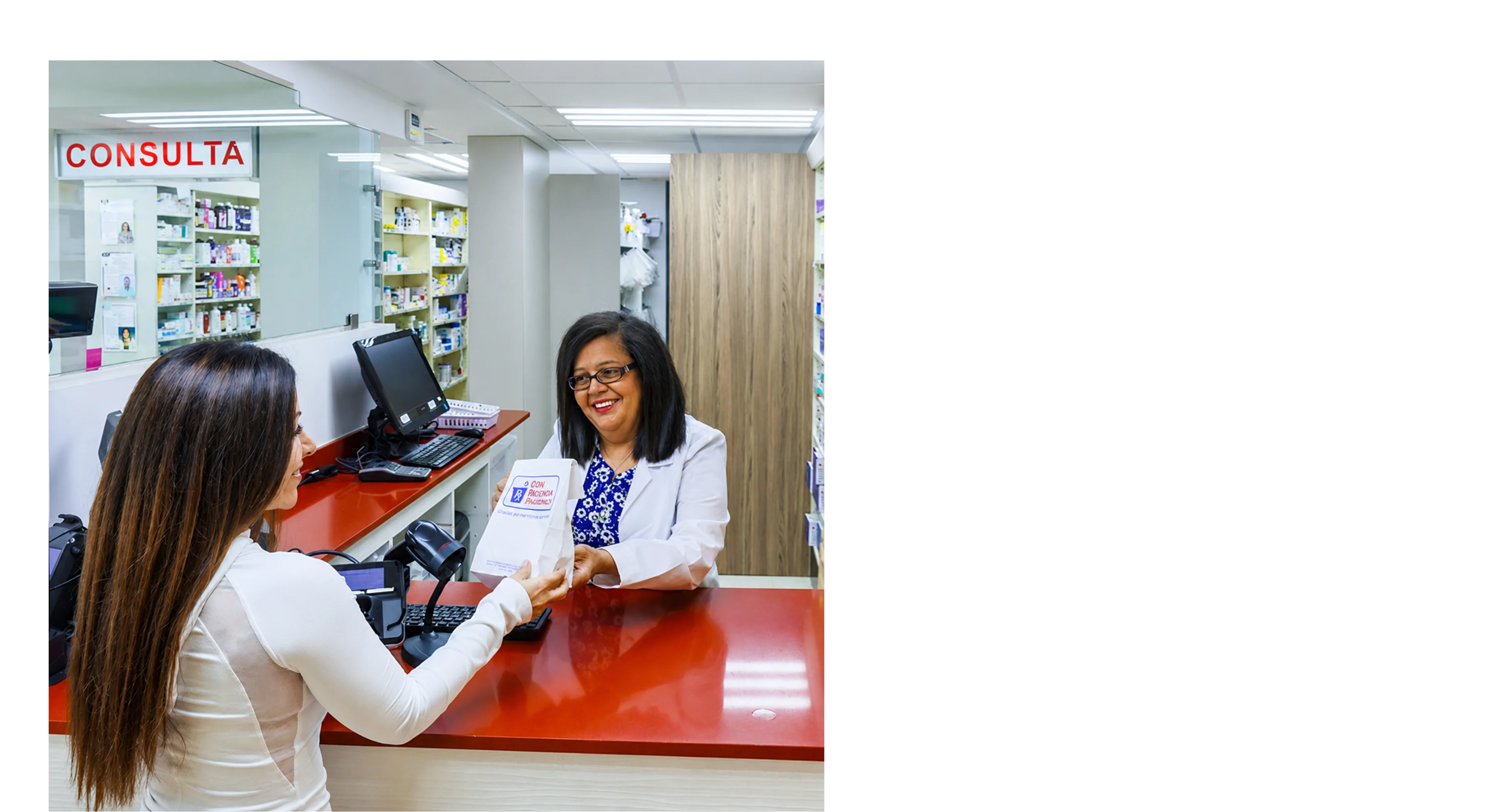 Cliente y Farmacéutica en Mostrador